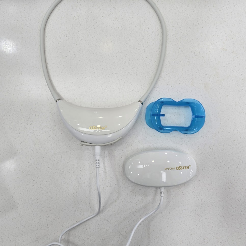치료 중 휴대폰을 사용하며 편하게 쉬는 환자